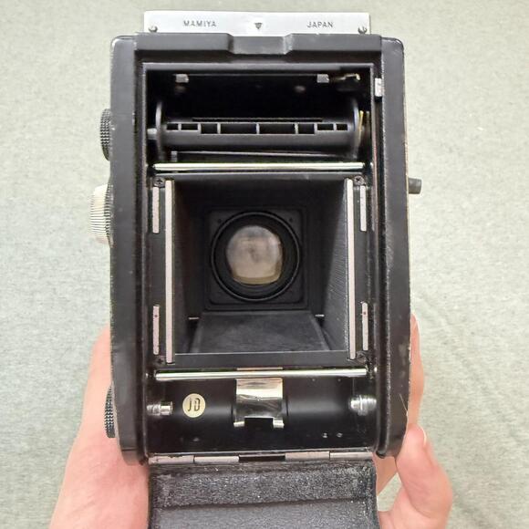 Mamiya C330 Professional TLR Camera with 105mm F/3.5 + 180mm Lens - Picture 13 of 14